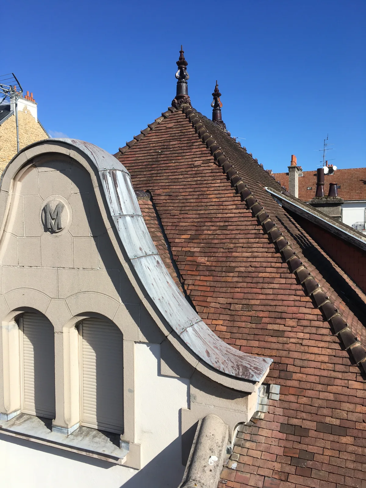 Avant - Réfection complète de toiture — 8 rue Bernard Courtois, Dijon