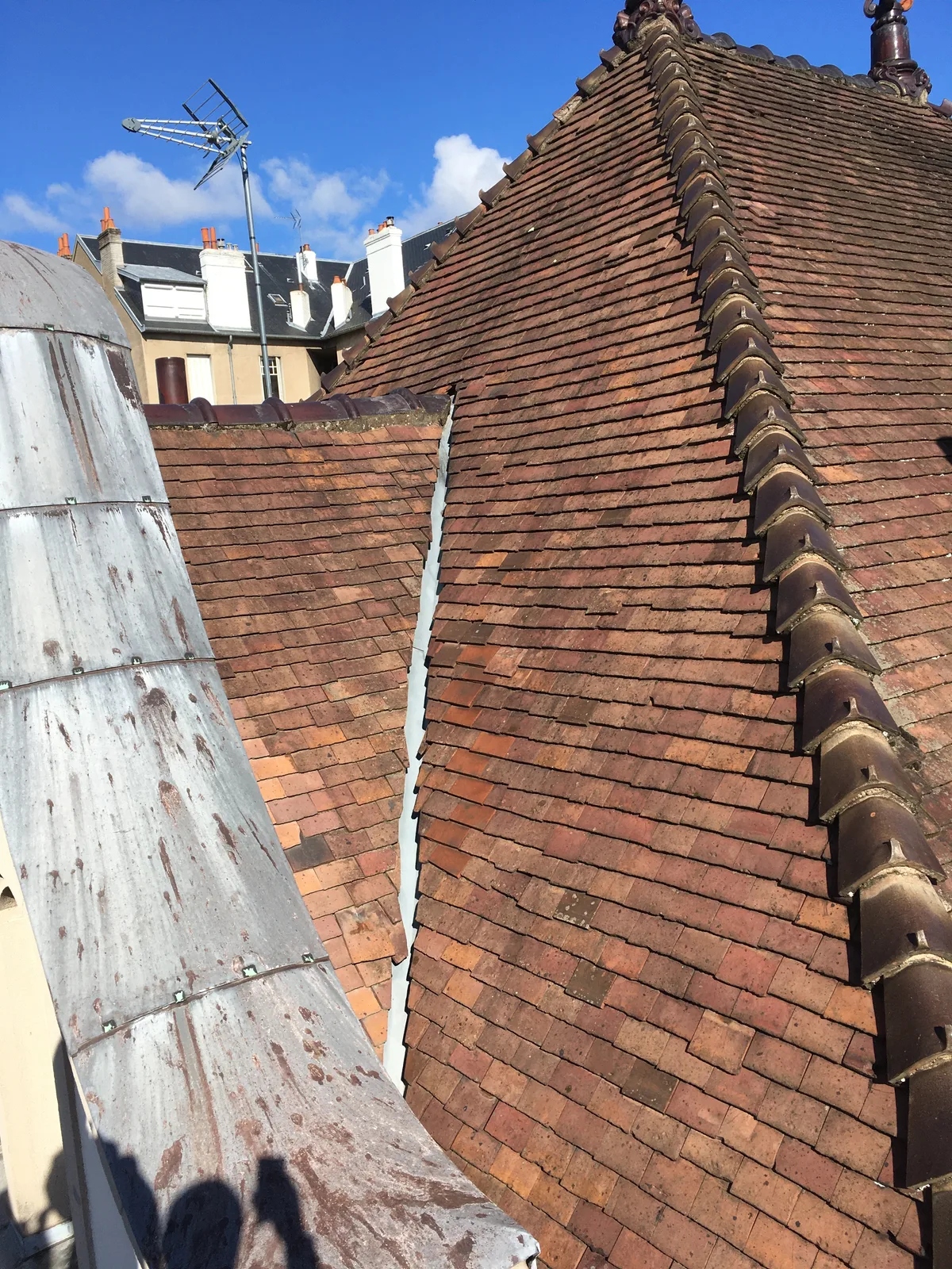 Avant - Réfection complète de toiture — 8 rue Bernard Courtois, Dijon