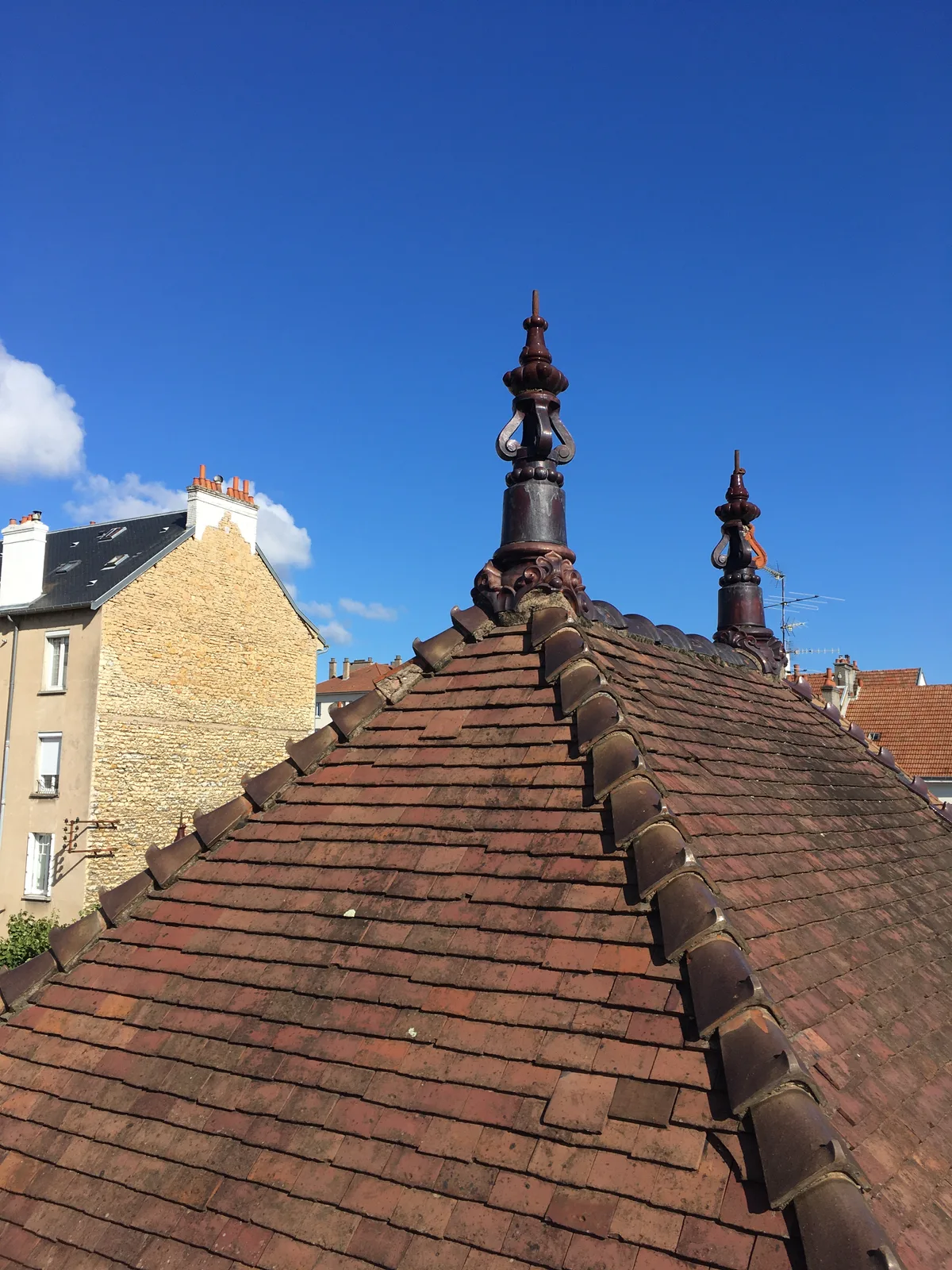 Avant - Réfection complète de toiture — 8 rue Bernard Courtois, Dijon