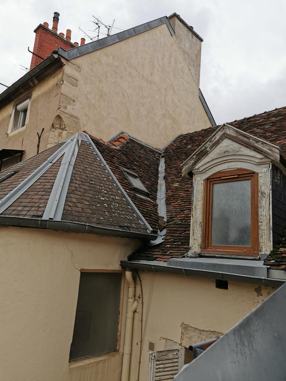 Avant - Réfection complète de toiture en tuiles plates