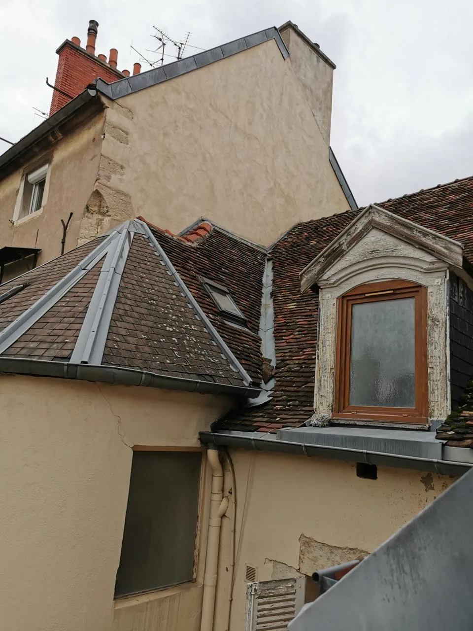 Avant - Réfection complète de toiture en tuiles plates