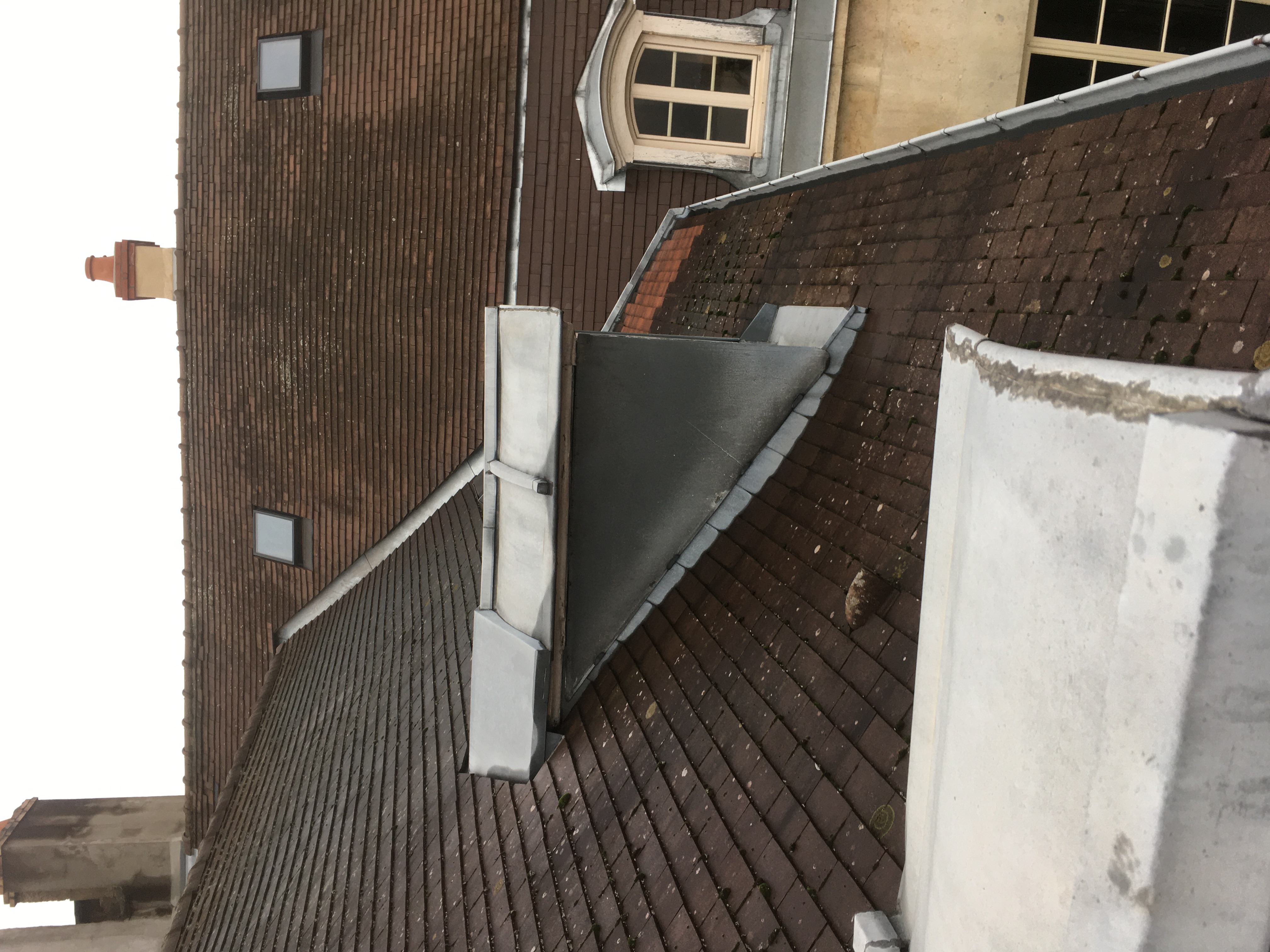 Avant - Réfection complète de toiture — 22 rue de la Préfecture, Dijon