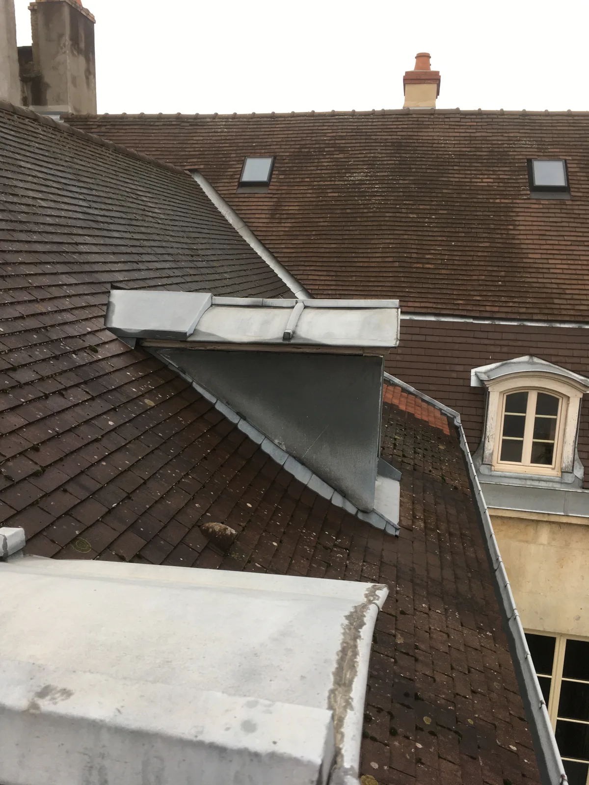 Avant - Réfection complète de toiture — 22 rue de la Préfecture, Dijon
