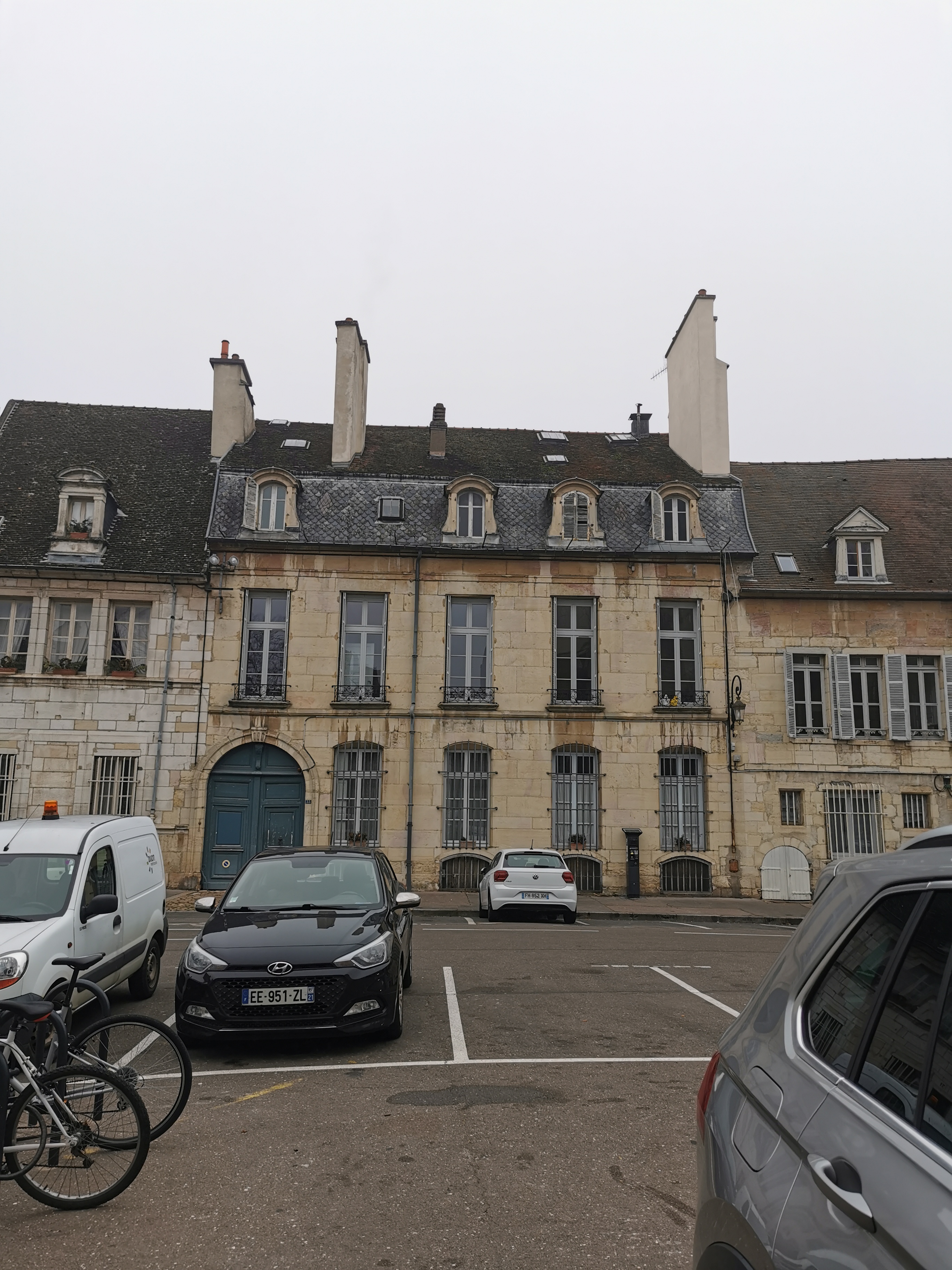 Avant - Réfection de couverture — 33 Place Saint-Michel, Dijon