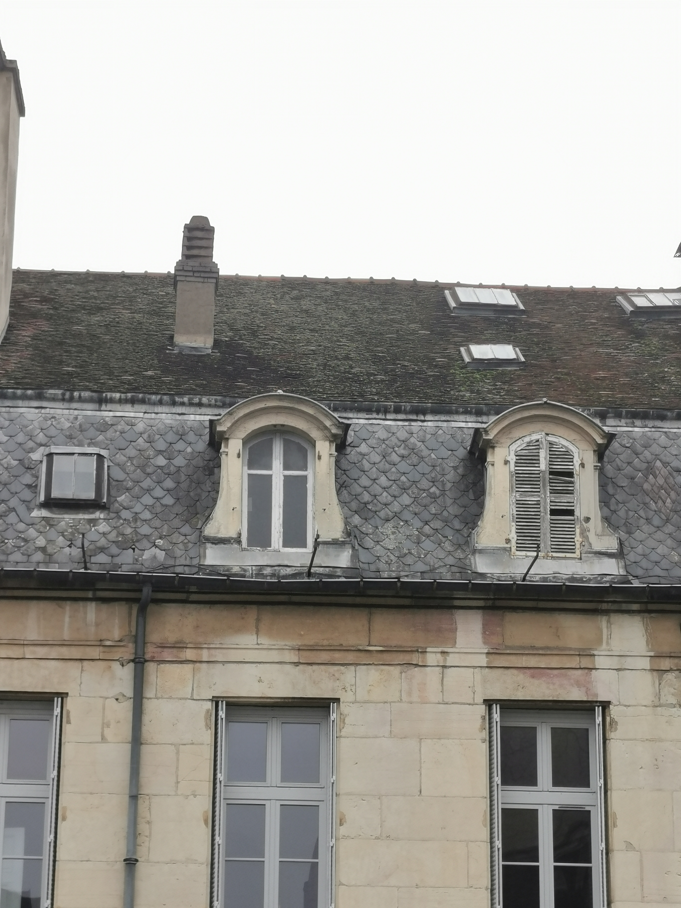 Avant - Réfection de couverture — 33 Place Saint-Michel, Dijon